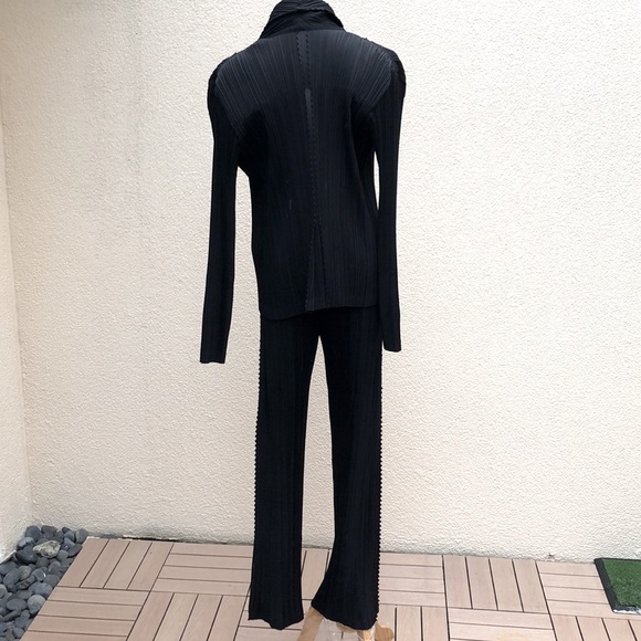 Issey Miyake Fete Fully Pleated Black Blazer and Pant Suit - Picture 9 of 13